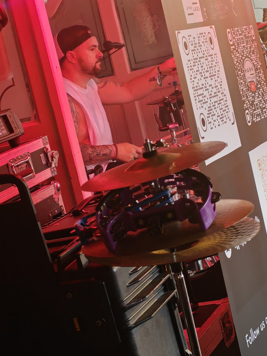 Eric Strong performing live