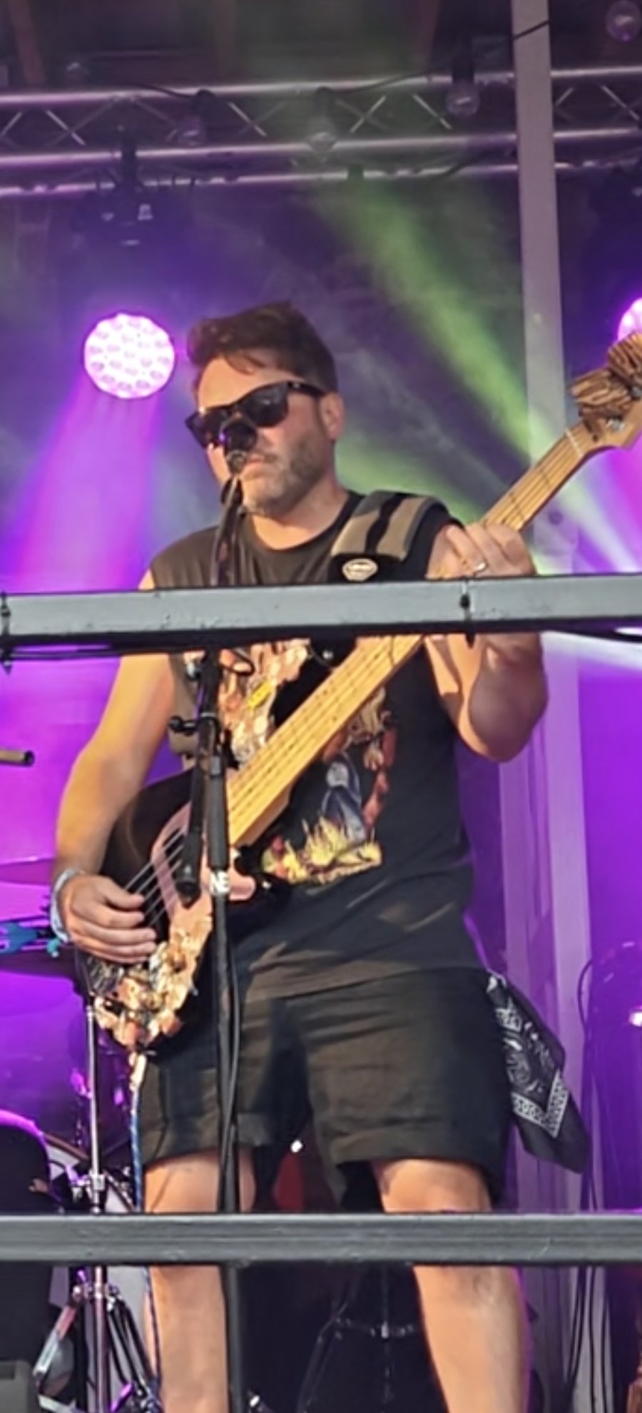 Rory Elmes performing live